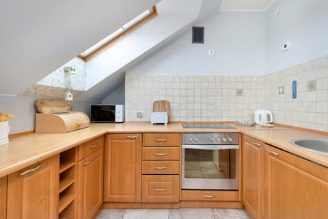 Coffee/tea facilities, Kitchen or kitchenette, stove