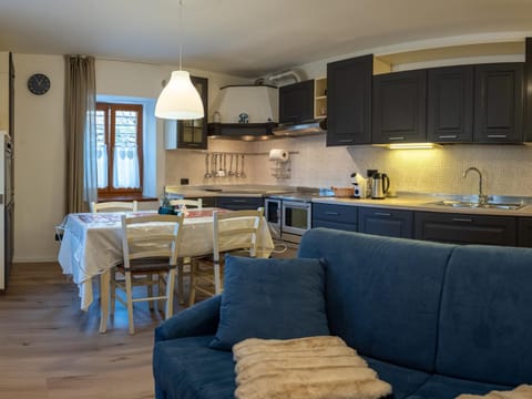 Kitchen or kitchenette, Living room, Seating area, Dining area, stove, kitchen