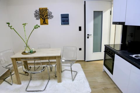 Kitchen or kitchenette, Seating area, Dining area, oven, stove