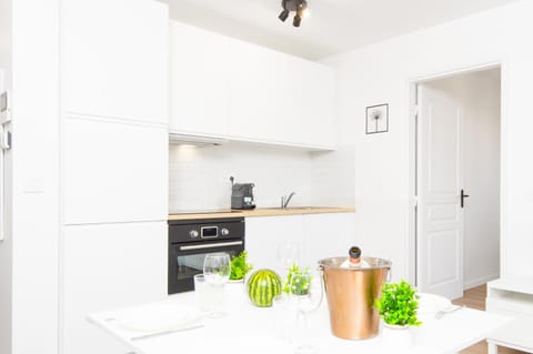 Kitchen or kitchenette, Living room, Seating area, Dining area, oven, stove