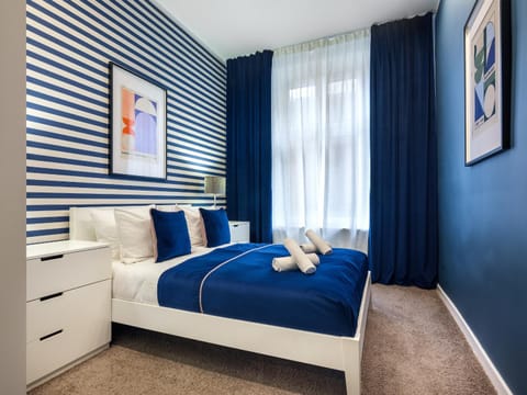 Day, Photo of the whole room, Decorative detail, Bedroom, internet, locker, towels