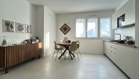 Kitchen or kitchenette, Dining area