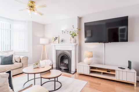 TV and multimedia, Living room, Evening entertainment