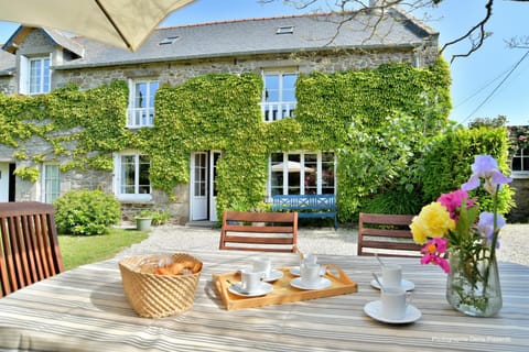 Property building, Facade/entrance, Off site