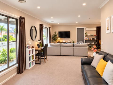 Communal lounge/ TV room, Spring, Day, Winter, Summer, TV and multimedia, Living room, Seating area, Autumn, Breakfast