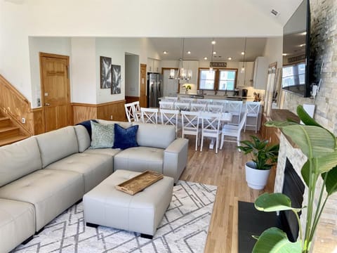 TV and multimedia, Living room, Seating area, Beach