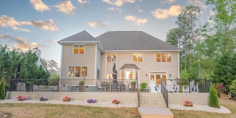 Property building, Day, Garden view, Lake view, Swimming pool