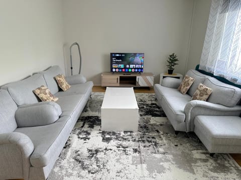 Communal lounge/ TV room, Living room, Seating area, Evening entertainment