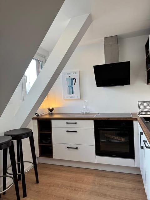 TV and multimedia, Kitchen or kitchenette, oven, stove