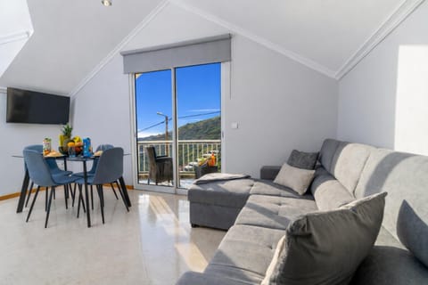 Communal lounge/ TV room, Natural landscape, TV and multimedia, View (from property/room), Living room, Dining area, Mountain view