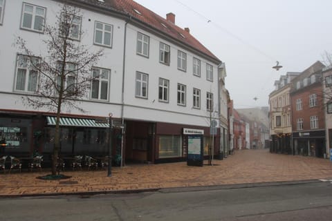 Property building, Neighbourhood, Location