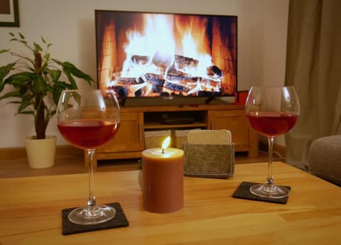 TV and multimedia, Living room, Evening entertainment, Alcoholic drinks