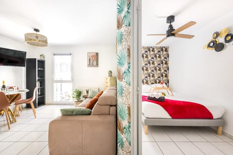 Living room, Photo of the whole room, Dining area, Bedroom, towels