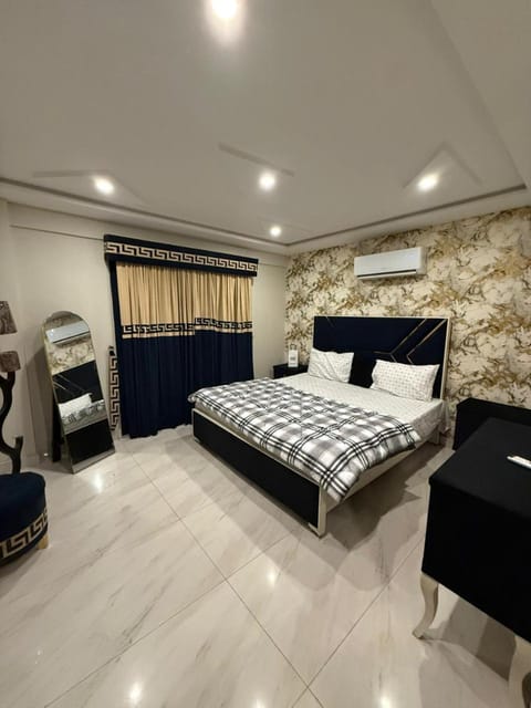 Bed, Photo of the whole room, Bedroom, towels, air conditioner