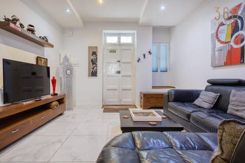 Communal lounge/ TV room, Kitchen or kitchenette, Living room, Seating area, Evening entertainment