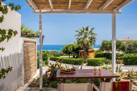 Patio, Day, Natural landscape, Garden, Garden, View (from property/room), Balcony/Terrace, Dining area, Garden view, Sea view