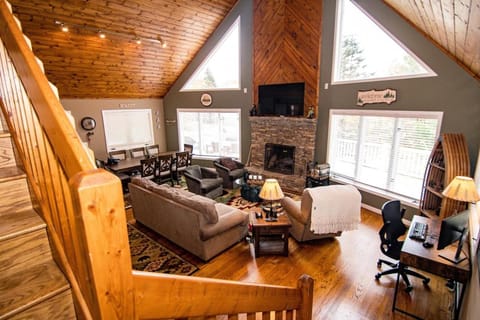 Spring Sale! Adventures Await! Hot tub-Fire Pit! Book Now! House in Deep Creek Lake