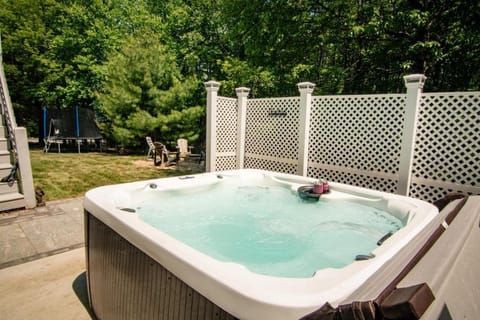 Spring Sale! Adventures Await! Hot tub-Fire Pit! Book Now! House in Deep Creek Lake