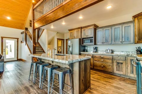 Lazy Bear Lodge with Private Hot tub House in Garden City