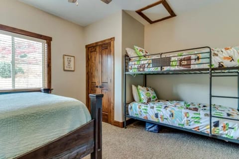 Lazy Bear Lodge with Private Hot tub House in Garden City