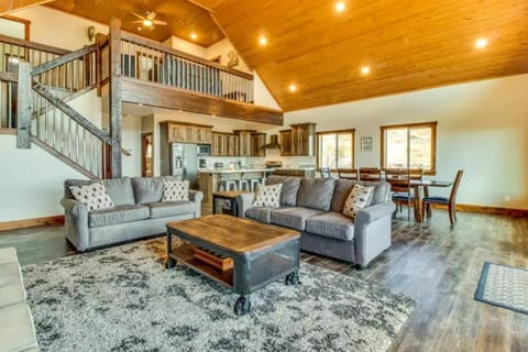 Lazy Bear Lodge with Private Hot tub House in Garden City