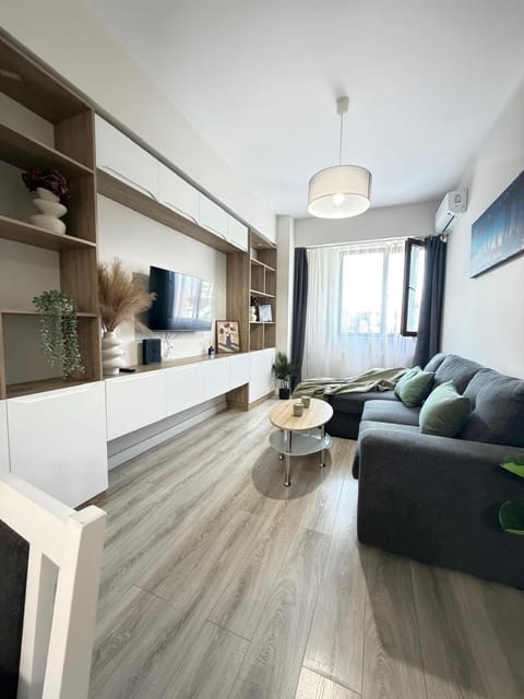 Communal lounge/ TV room, TV and multimedia, Living room, Seating area, Evening entertainment