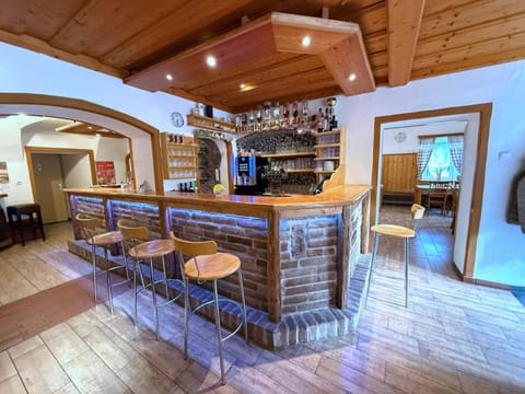 Restaurant/places to eat, Lounge or bar