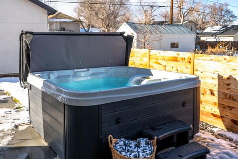 The Benton Hot Tub Theater 5 Mins to Denver House in Wheat Ridge