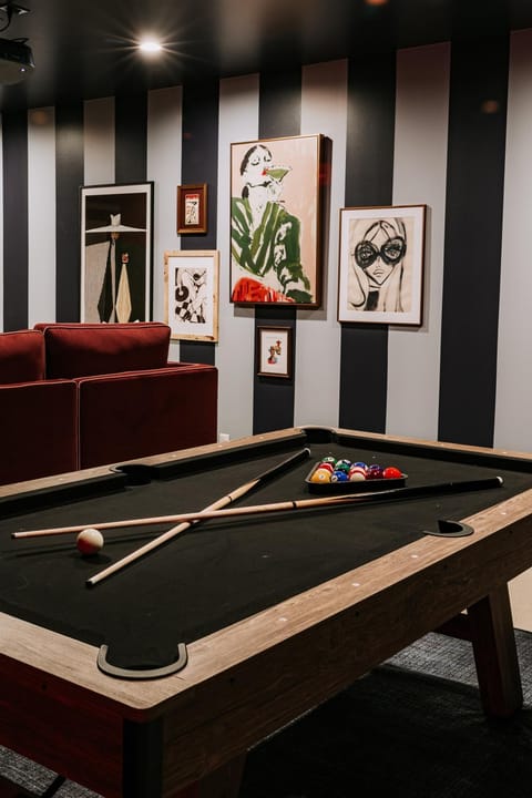 The Benton Hot Tub Theater 5 Mins to Denver House in Wheat Ridge