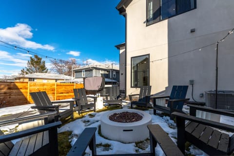 The Benton Hot Tub Theater 5 Mins to Denver House in Wheat Ridge