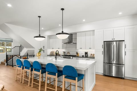 The Benton Hot Tub Theater 5 Mins to Denver House in Wheat Ridge