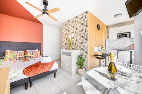 Bed, TV and multimedia, Kitchen or kitchenette, Photo of the whole room, Seating area, Dining area