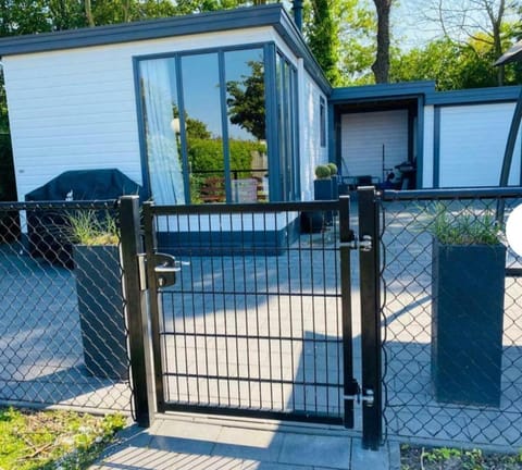 Property building, Facade/entrance, Off site