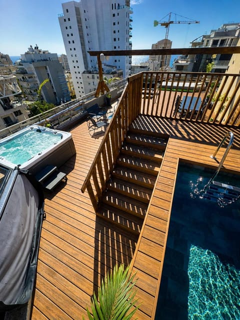 Hot Tub, Pool view, Swimming pool, sunbed