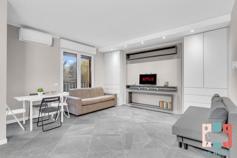 TV and multimedia, Living room, Seating area, Dining area, air conditioner