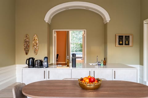 Coffee/tea facilities, Kitchen or kitchenette, Dining area