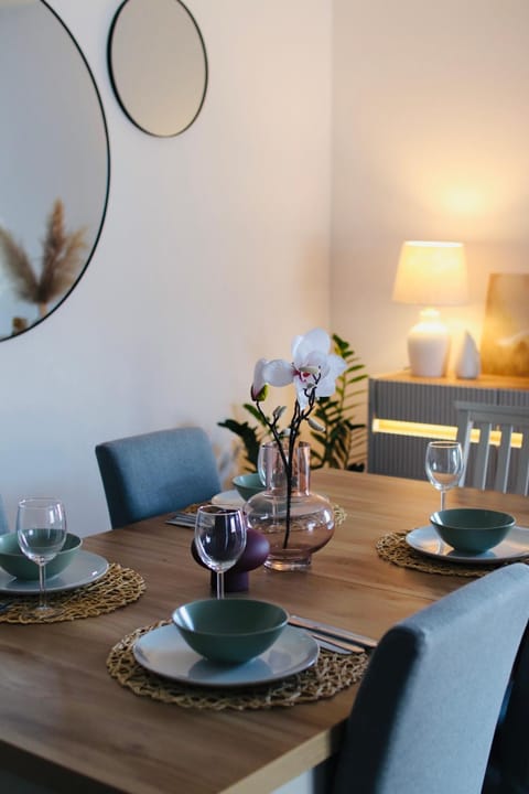 Living room, Seating area, Dining area
