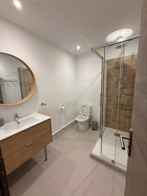 Jolie T2 avec petite terrasse centre ville Aubagne Apartment in French Riviera