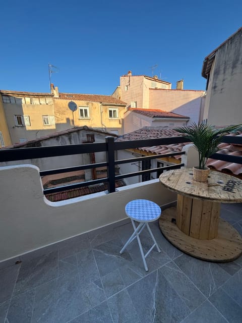 Jolie T2 avec petite terrasse centre ville Aubagne Apartment in French Riviera