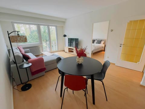 TV and multimedia, Living room, Photo of the whole room, Seating area, Dining area