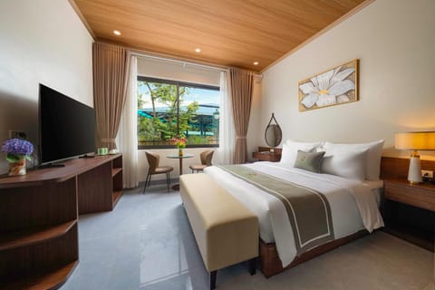 Bed, TV and multimedia, View (from property/room), Inner courtyard view