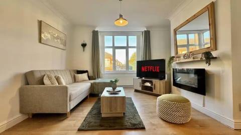 TV and multimedia, Living room, Seating area, fireplace