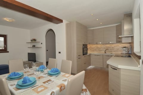 Kitchen or kitchenette, Seating area, Dining area