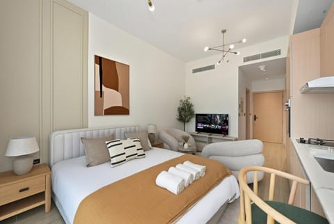 Bed, TV and multimedia, Kitchen or kitchenette, Living room, Photo of the whole room, Seating area, Bedroom, towels, wardrobe, air conditioner