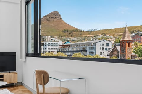 Nearby landmark, Communal lounge/ TV room, Day, Natural landscape, TV and multimedia, Living room, Seating area, Evening entertainment, City view, Mountain view