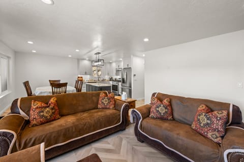 Seating area, Dining area, kitchen