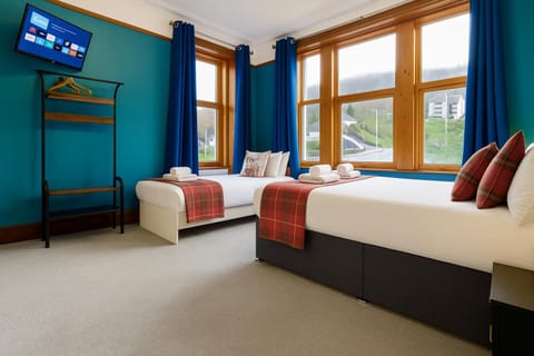 Bed, TV and multimedia, Photo of the whole room, Bedroom, towels