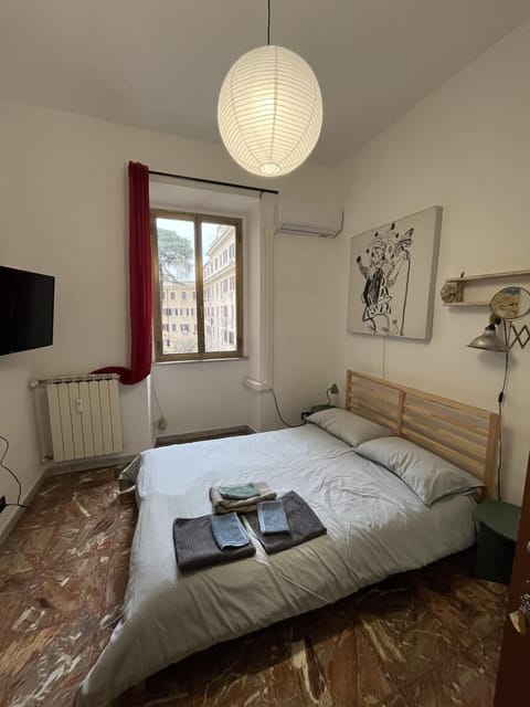 Bed, TV and multimedia, Photo of the whole room, Bedroom