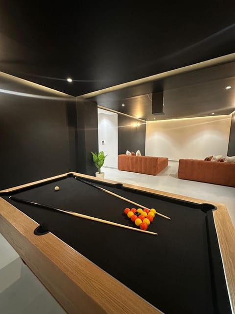 Billiard, Game Room
