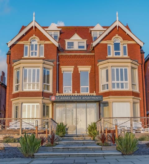 Property building, Facade/entrance, Day, Balcony/Terrace, On site